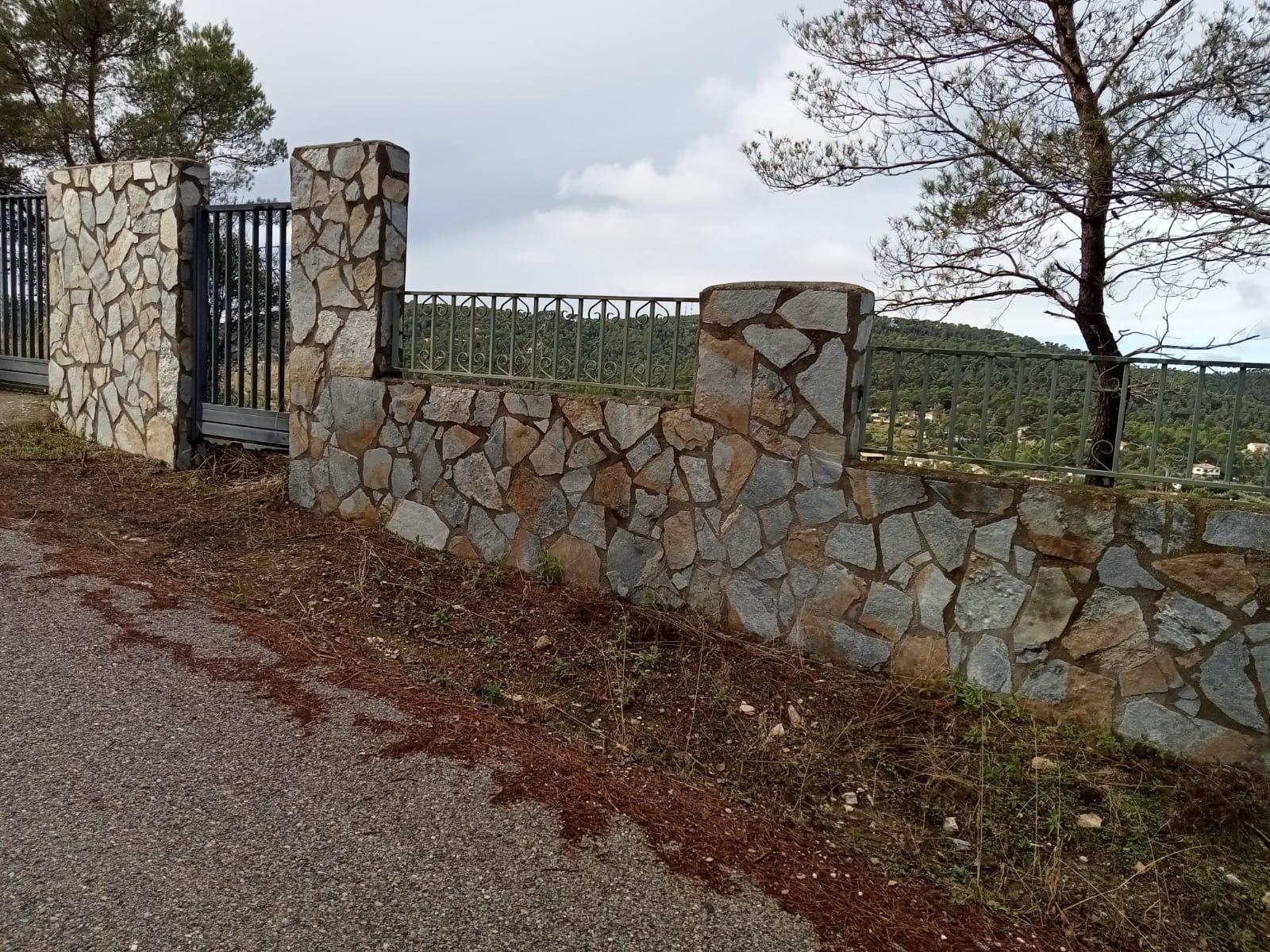 Parcela vallada de 872m², con muy buenas vistas