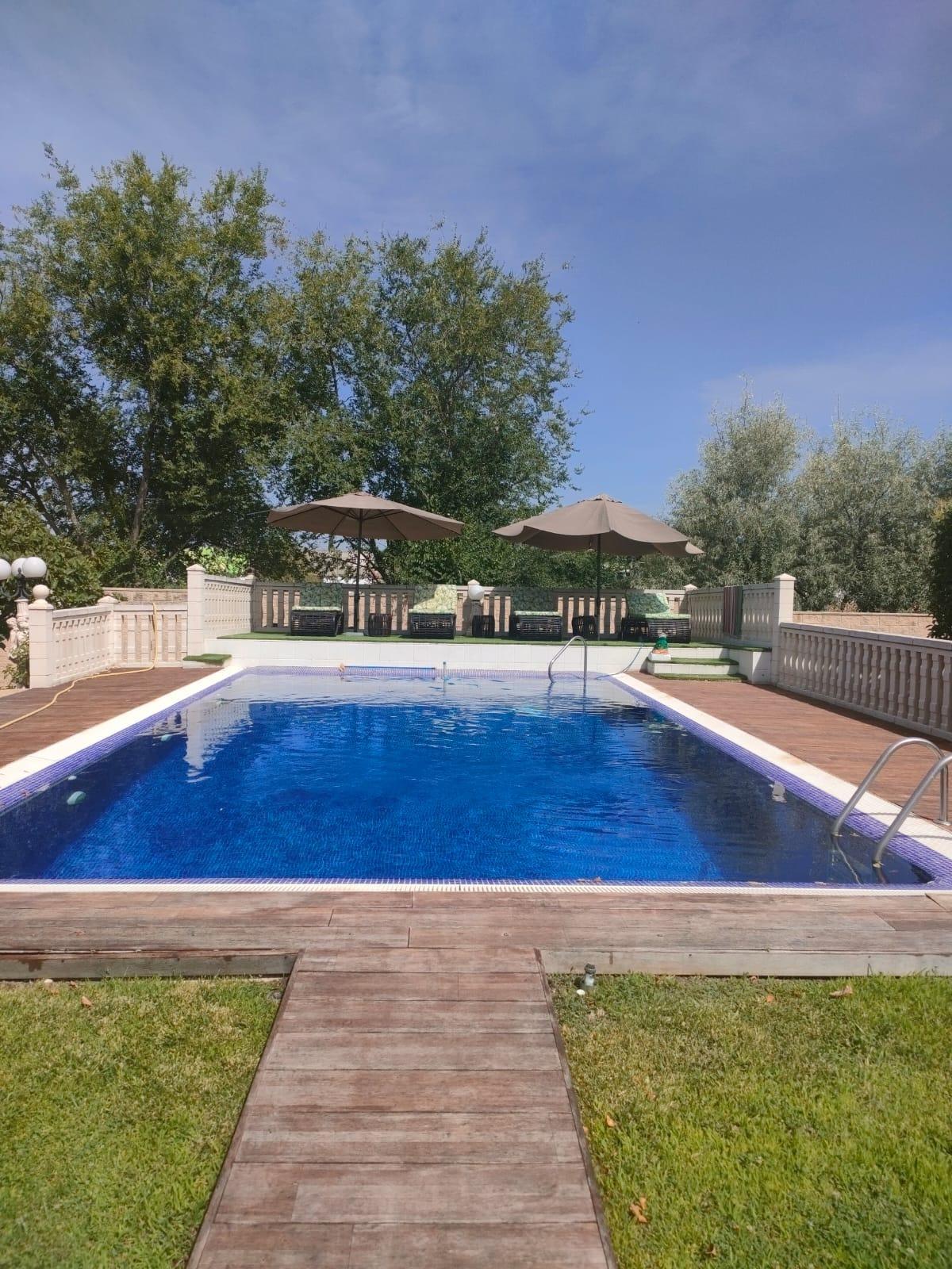 Oportunidad única: Exclusivo chalet con un espectacular jardín con piscina