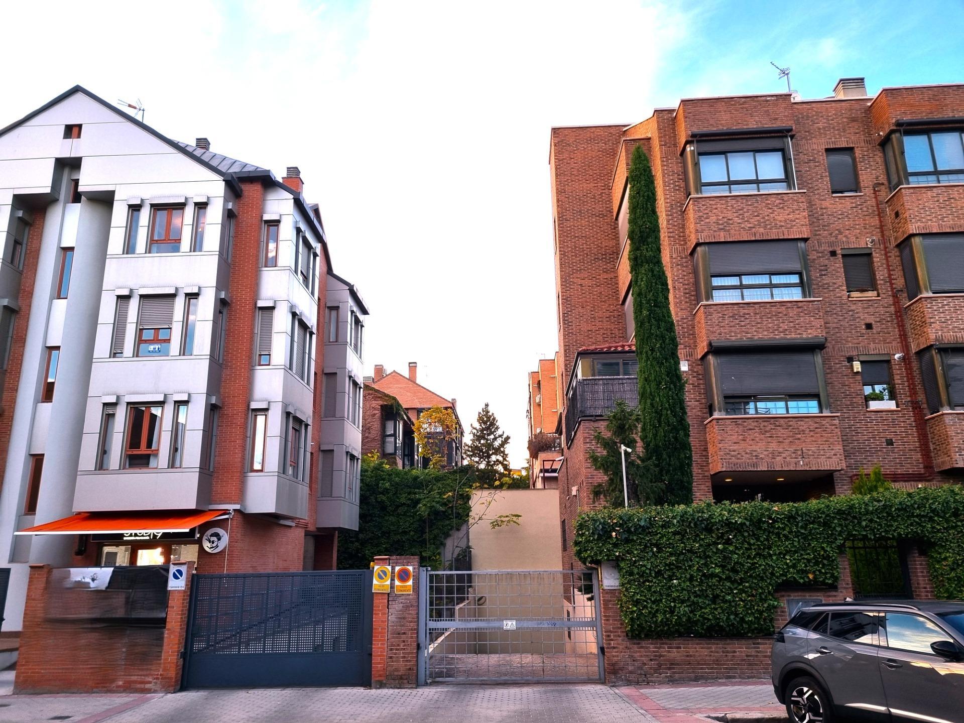 Plaza para coche grande en Emilio Rubin