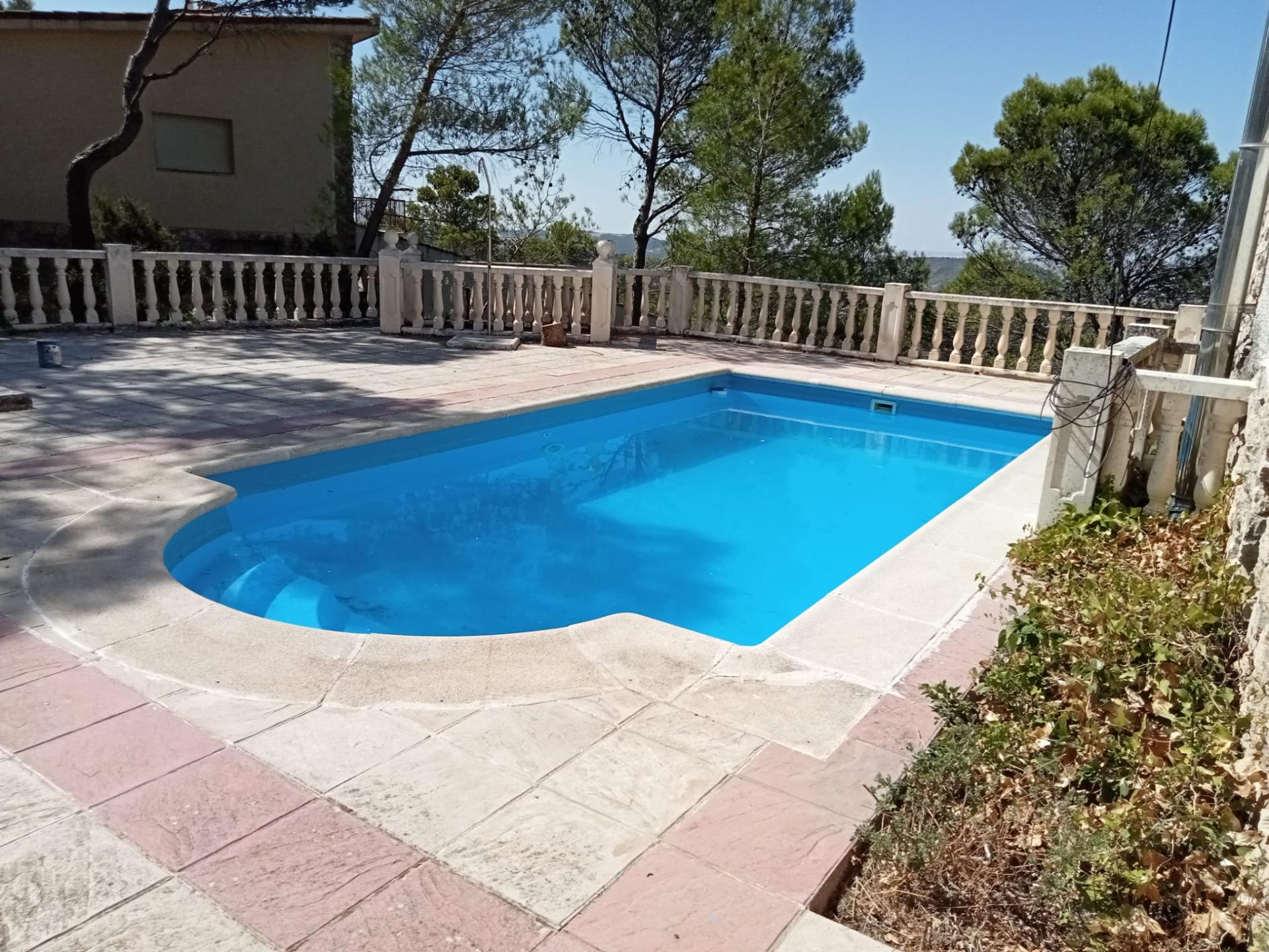 Chalet de dos plantas con piscina en parcela de 1.499 m² junto con parcela de 785 m²