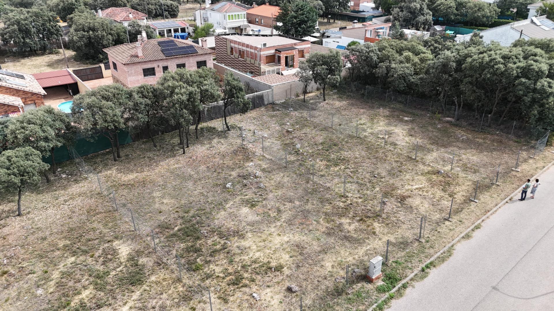 ¿Sueñas con vivir en un chalet en Urbanización rodeada de encinas y en Madrid se hace imposible?