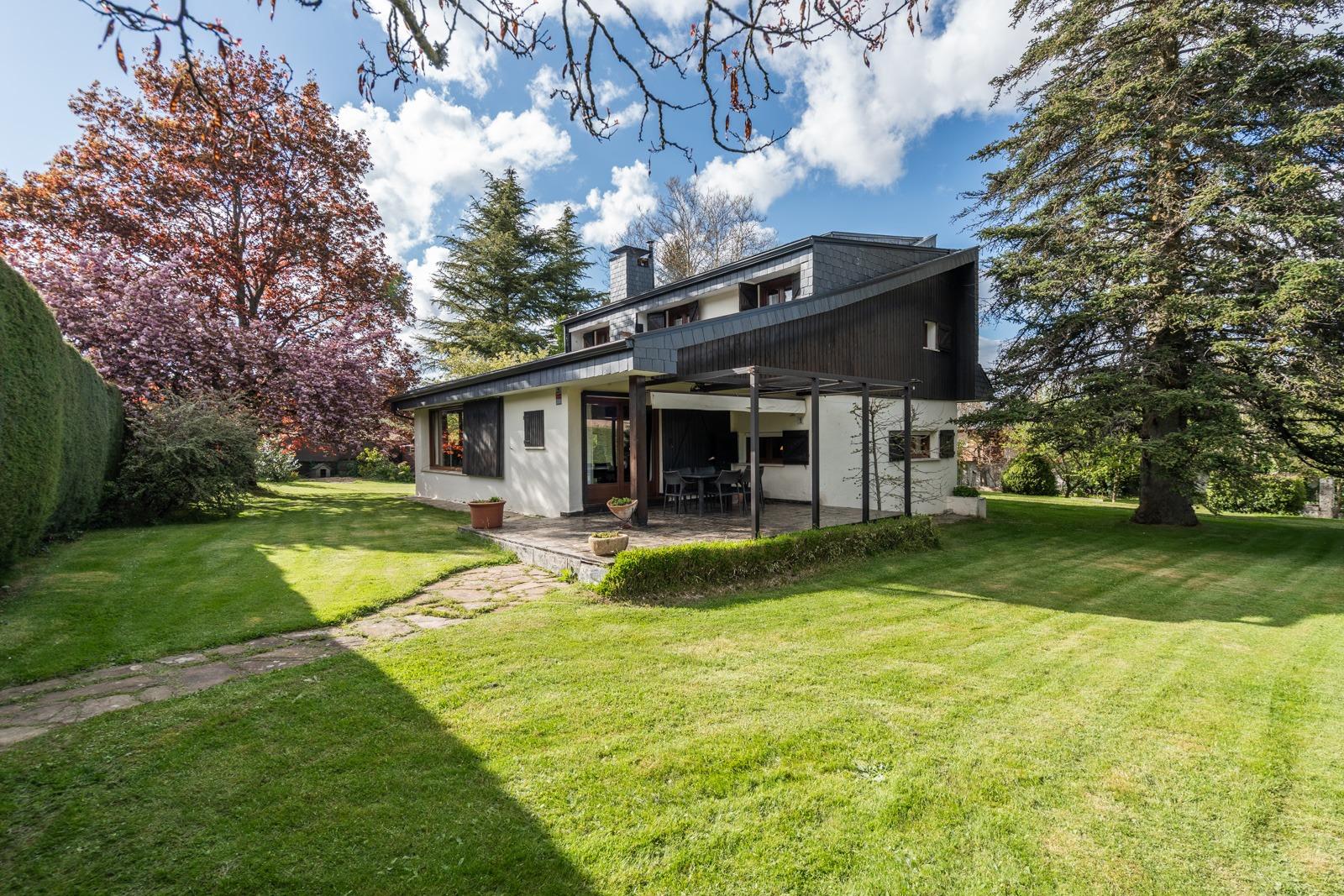 ^**^EXCLUSIVA PROPIEDAD CON EXHUBERANTE JARDÍN DE 1.600 M2 EN PLENA NATURALEZA^**^ Este magnífico chalet independiente, listo para entrar a vivir, representa una fusión perfecta entre la elegancia